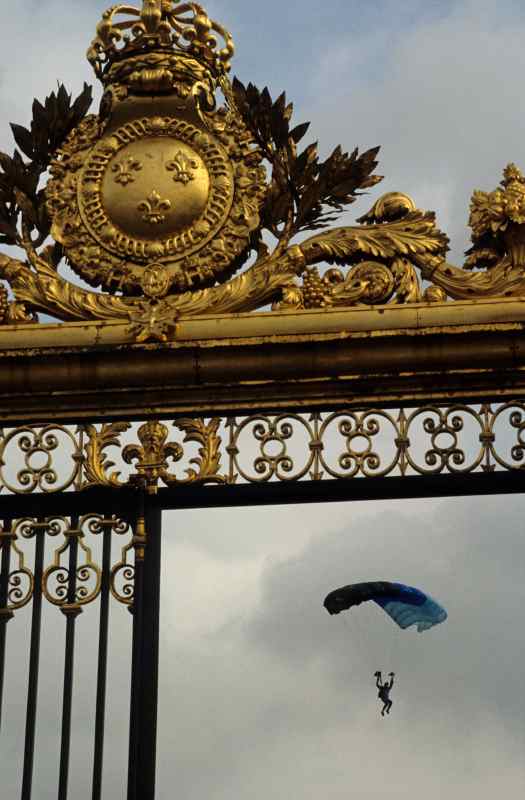 0018_parachute_Grille-d-Honneur_Versailles_Jacques-de-Givry